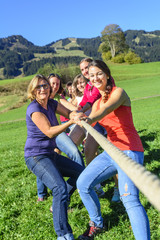 Frauen-Team zieht an einem Strang