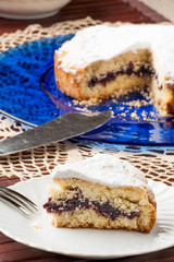 Fetta di torta casalinga farcita con marmellata su un piatto
