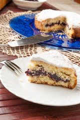Fetta di torta casalinga farcita con marmellata su un piatto