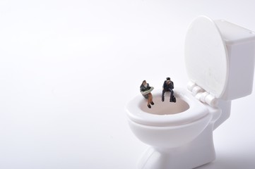 洋式のトイレとミニチュアの人形