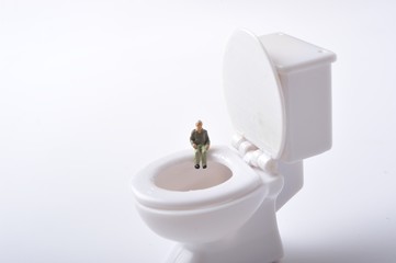 洋式のトイレとミニチュアの人形