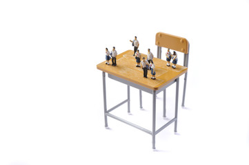 学校の教室の学習机と生徒達