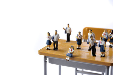学校の教室の学習机と生徒達