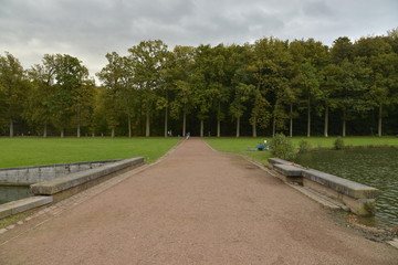 Fototapeta na wymiar Chemin entre deux pièces d'eau au parc de Tervuren