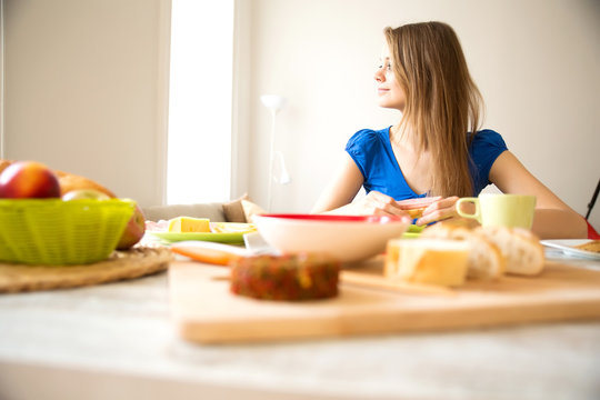 Junge Frau bereitet ein europ&auml;isches Fr&uuml;hst&uuml;ck zu
