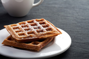 frische Waffeln mit einer Tasse Kaffee
