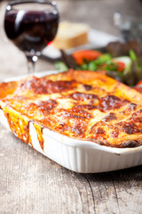 frische Lasagne Schale in einer Auflaufform