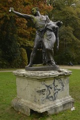 Obraz premium Statue en métal sur socle délabré au parc de Tervuren