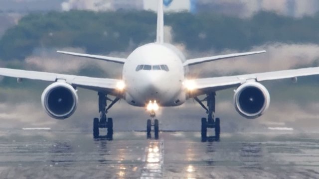 飛行機　離陸するジェット機