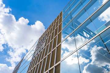 modernes Bürogebäude - Wolken und Spieglung