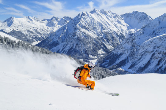 Skifahren im frischen Pulverschnee