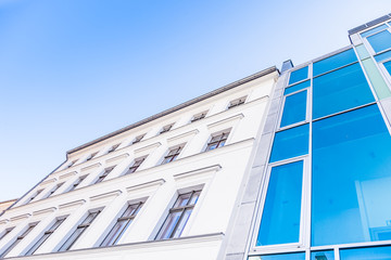 Fototapeta premium Wohnhaus - Gebäude mit Glasfassade
