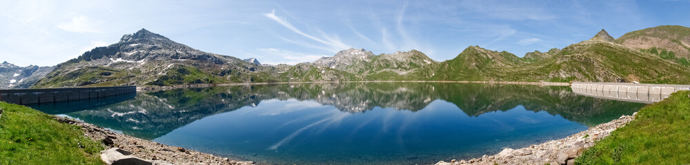 Fototapeta na wymiar Val sambuco, lake of Naret