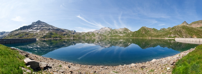 Fototapeta na wymiar Val sambuco, lake of Naret