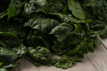 Foglie verdi di spinaci sul tavolo