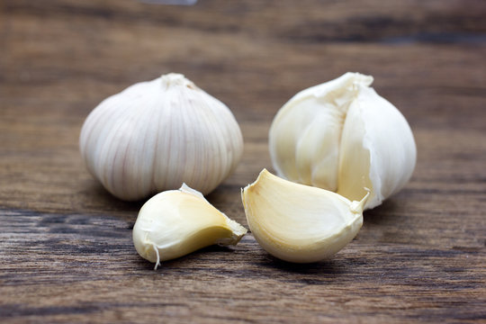 Organic garlic whole and cloves