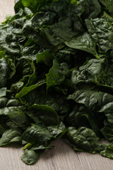 Foglie verdi di spinaci sul tavolo