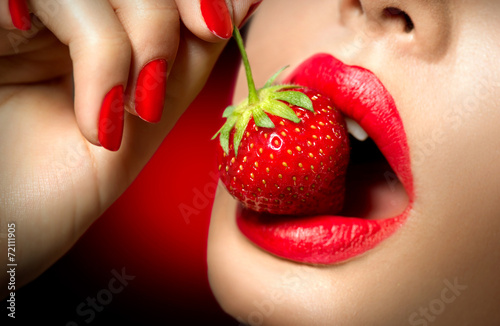 Sexy Woman Eating Strawberry Sensual Red Lips Stockfotos Und 