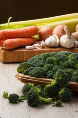 Broccoletti nel cestino su un tavolo