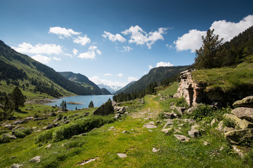 Fototapeta na wymiar Lacs dans les Hautes Pyrénées