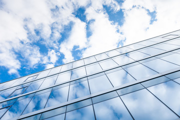 Fototapeta na wymiar Glasfassade -- modernes Gebäude und Wolken