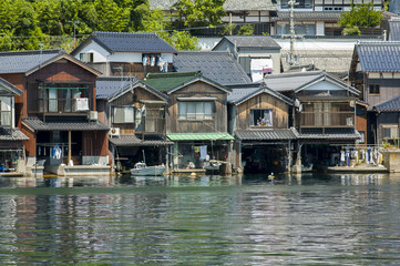 Obraz premium Houses on the water at Amanohashidate