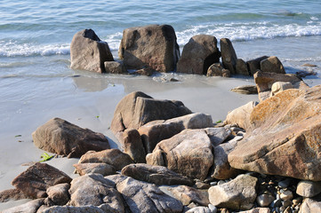 Rochers mouill&eacute;s, sable humide et la mer