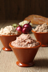 pate di fegato misto in ceramica su tavolo di legno