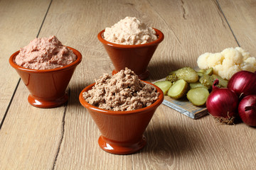 pate di fegato misto in ceramica su tavolo di legno