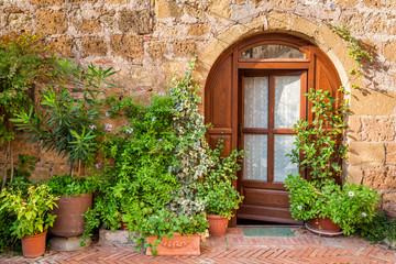 Fototapeta na wymiar Beautifully decorated porch in Tuscany