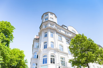 Haus und Bäume - Straßenansicht