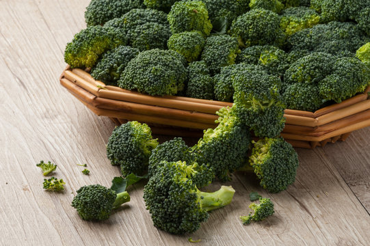 Broccoletti nel cestino su un tavolo