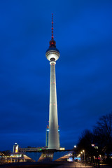 Obraz premium Fernsehturm (Television Tower) by night in Berlin, Germany