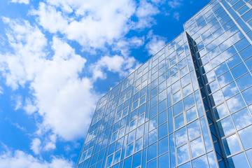 modernes Gebäude - Wolken