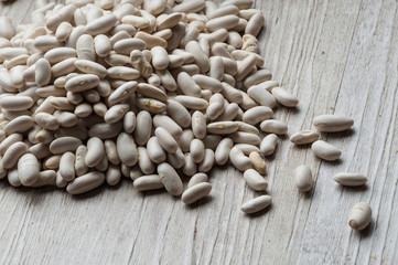 Fagioli canellini  bianchi secchi su un tavolo