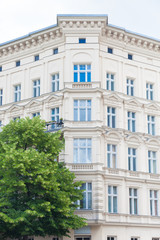 Eckhaus und Baum - Altbau in Berlin