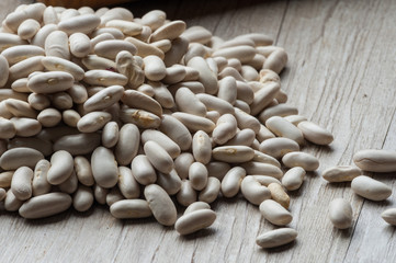 Fagioli canellini  bianchi secchi su un tavolo