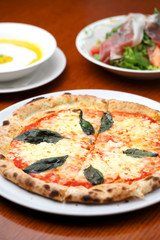 おいしい　マルゲリータのピザ とテーブルイメージ