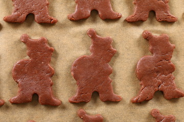 Nikolauskekse ausgestochen auf Ofenblech, backen