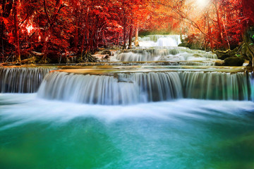 Belle cascade dans la forêt d& 39 automne