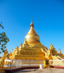 Fototapeta premium Shwezigon pagoda in Mandalay with blue sky, Myanmar