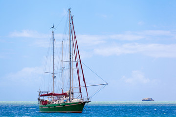 voilier à l'ancre, passe Port Mathurin, île Rodrigues
