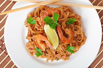 Stir-Fried noodles with prawns und vegetables