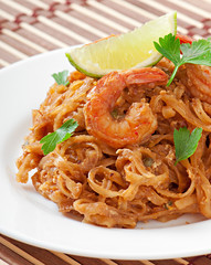 Stir-Fried noodles with prawns und vegetables