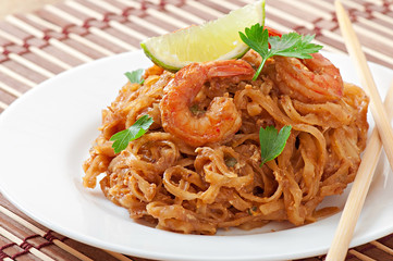 Stir-Fried noodles with prawns und vegetables