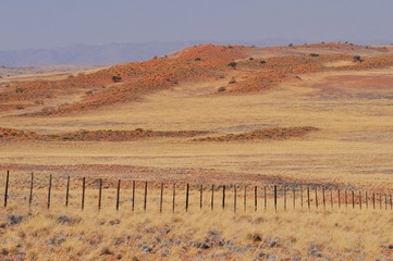 Farmzaun in der Namib-Wüste