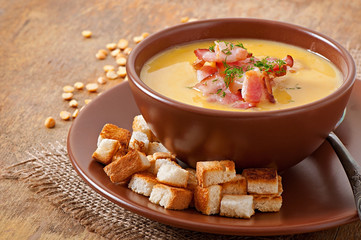 Cream soup of peas with fried bacon and croutons