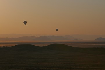 Heißluftballone über der Namib-Wüste