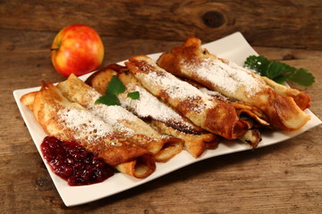 Eierkuchen gezuckert mit Preiselbeeren