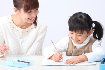 勉強する女の子とお母さん